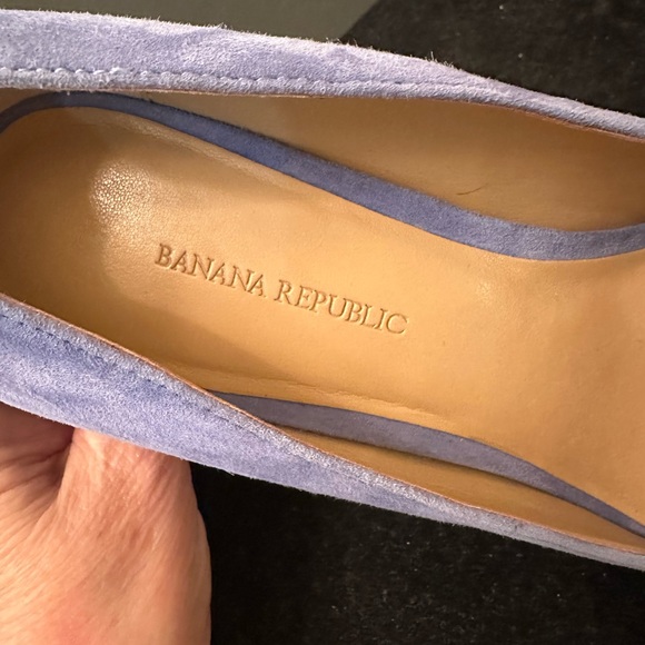 Banana Republic women’s Blue Suede Pump. - Picture 5 of 8